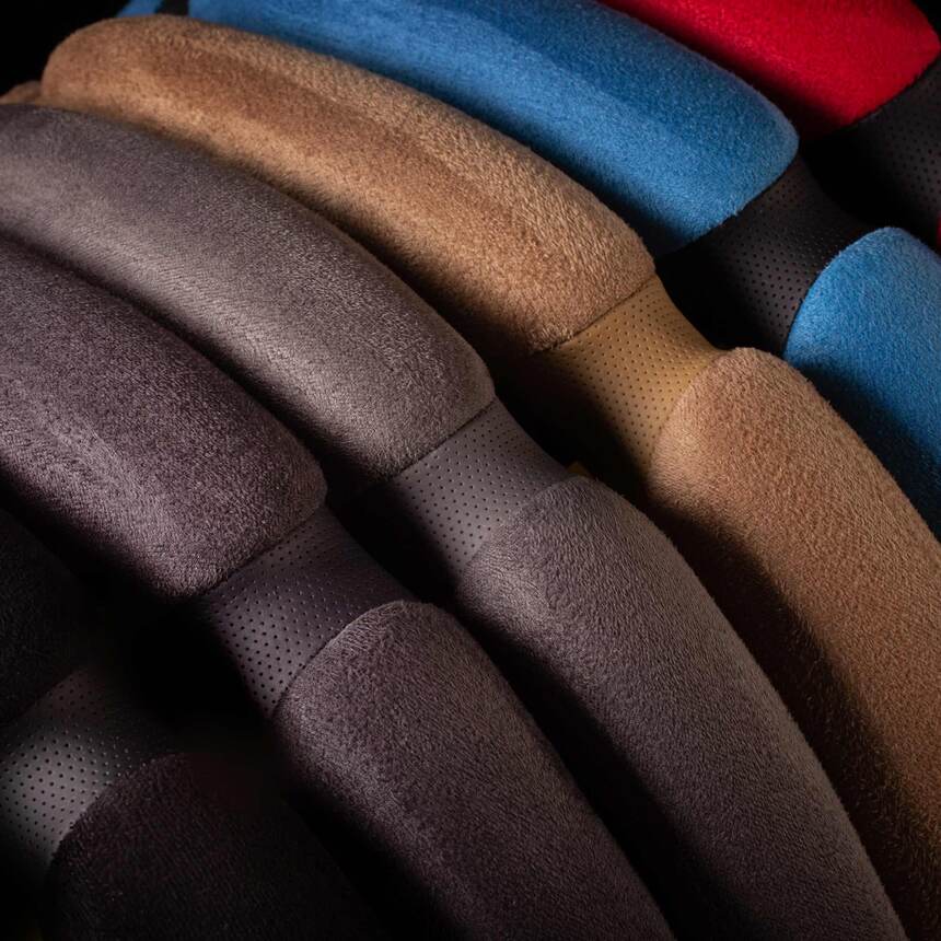 Спонжевая оплётка на руль Car Performance, алькантара/экокожа CP-5026 BK/RD (M)