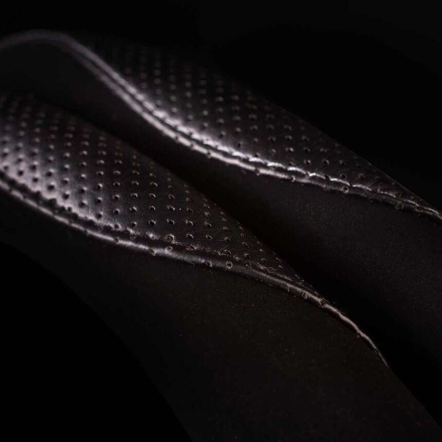 Кожаная оплётка на руль Car Performance, вставки из замши CP-2032 BK/BK (M)